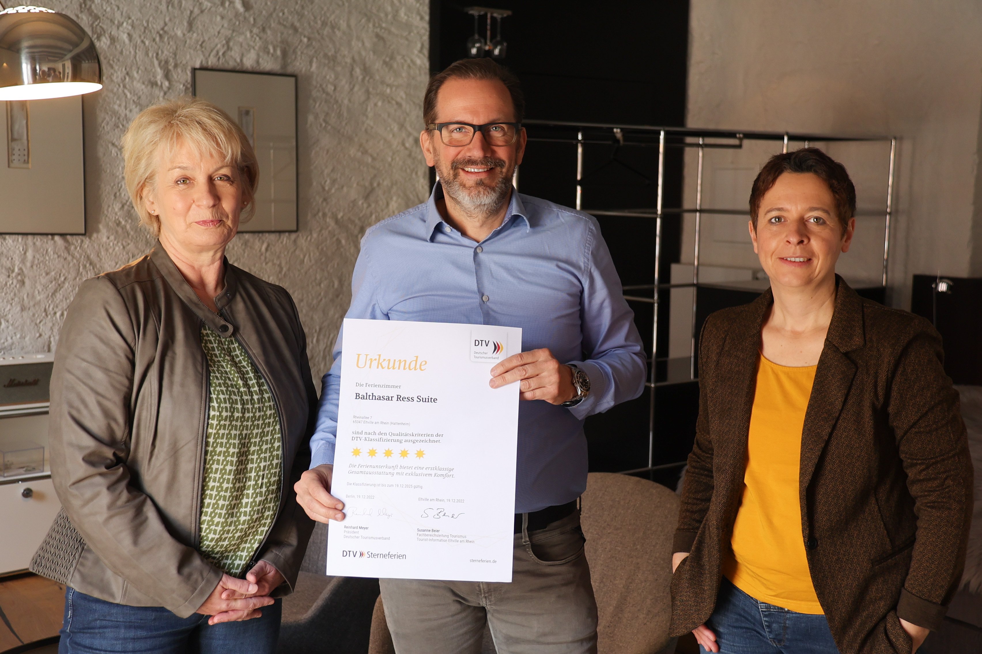 Jutta Scholl (Tourismusdezernentin), Susanne Beier (Fachbereichsleitung Tourismus) und Christian Ress (v.l.n.r.) freuen sich über die DTV-Auszeichnung der Gäste-Suite.