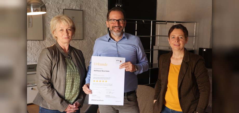 Jutta Scholl (Tourismusdezernentin), Susanne Beier (Fachbereichsleitung Tourismus) und Christian Ress (v.l.n.r.) freuen sich über die DTV-Auszeichnung der Gäste-Suite.