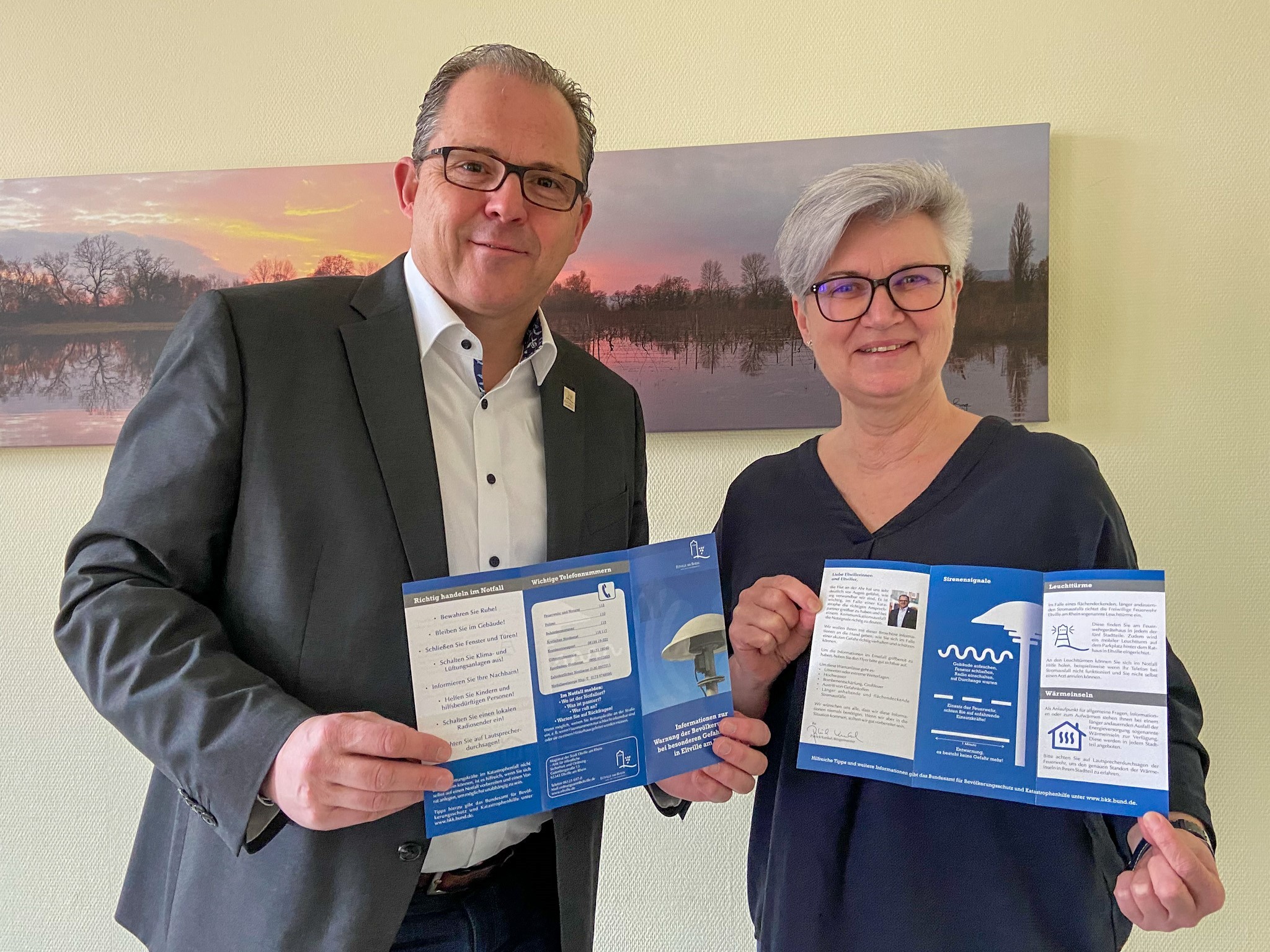 Bürgermeister Kunkel und Beate Herbert halten den neuen Flyer in den Händen.