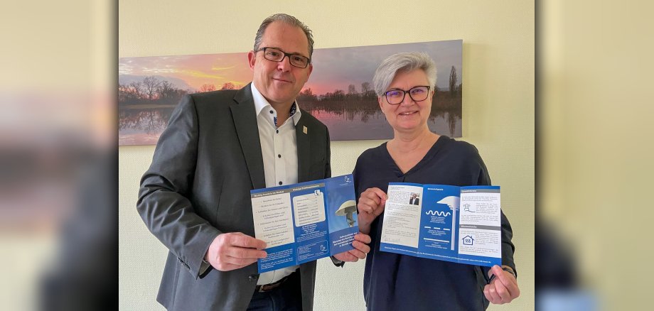 Bürgermeister Kunkel und Beate Herbert halten den neuen Flyer in den Händen.