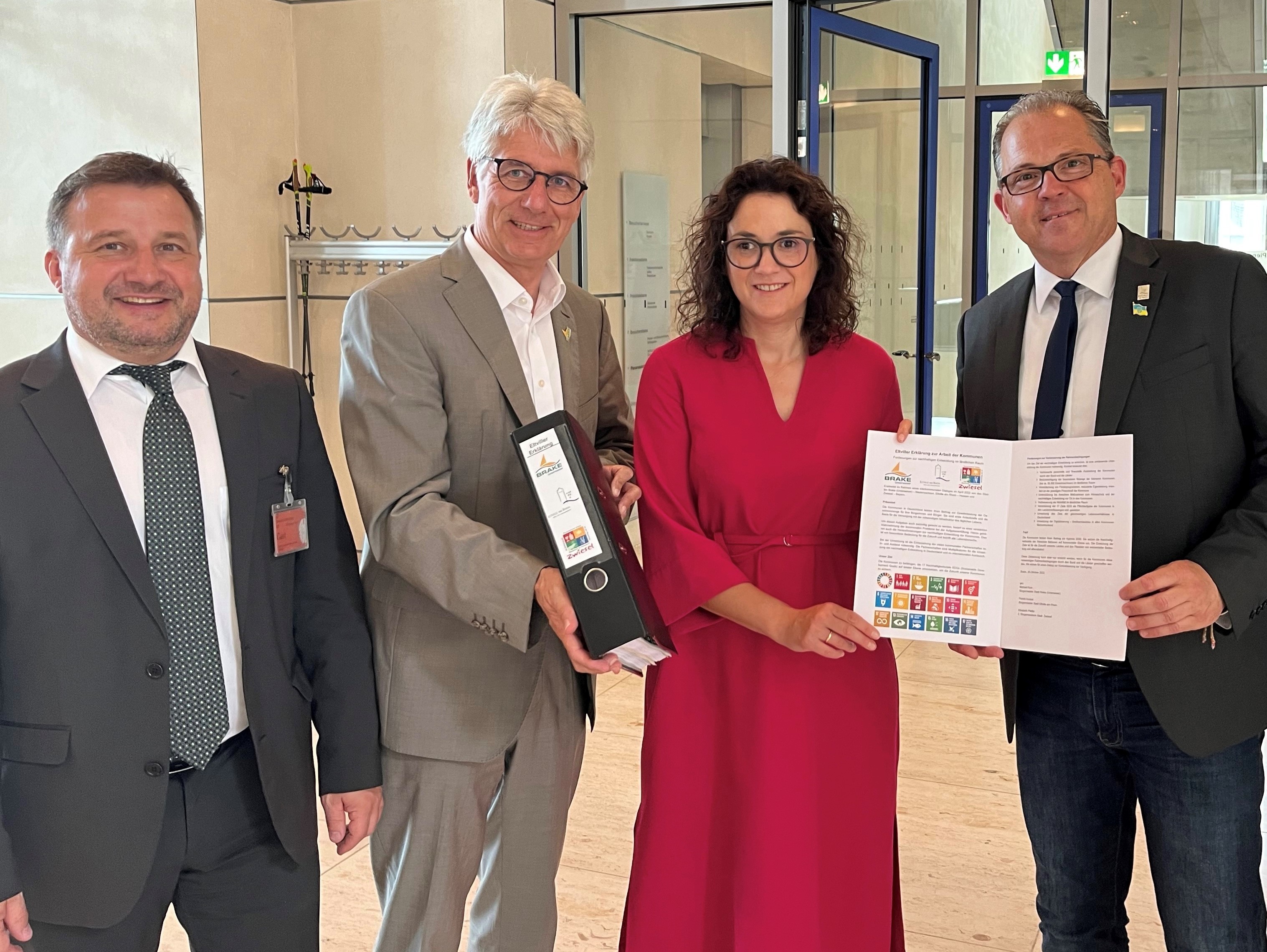 Die drei Bürgermeister übergeben die Eltviller Erklärung an Staatsministerin Sarah Ryglewski.