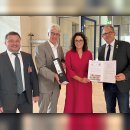 Die drei Bürgermeister übergeben die Eltviller Erklärung an Staatsministerin Sarah Ryglewski.