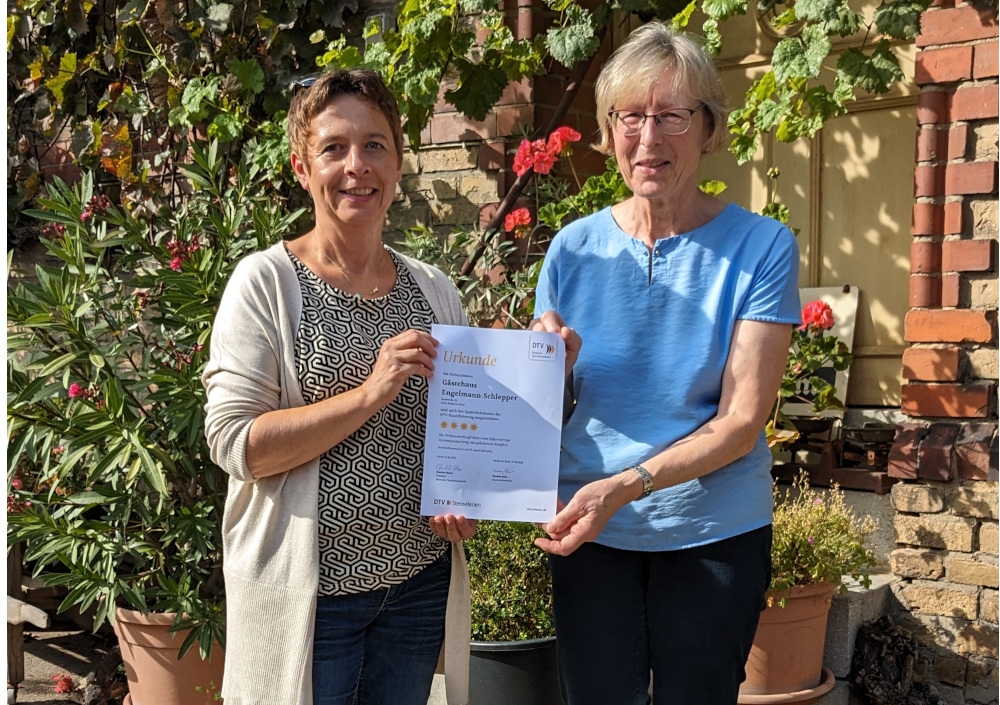 Susanne Beier übergibt Marlies Schlepper die Auszeichnung.