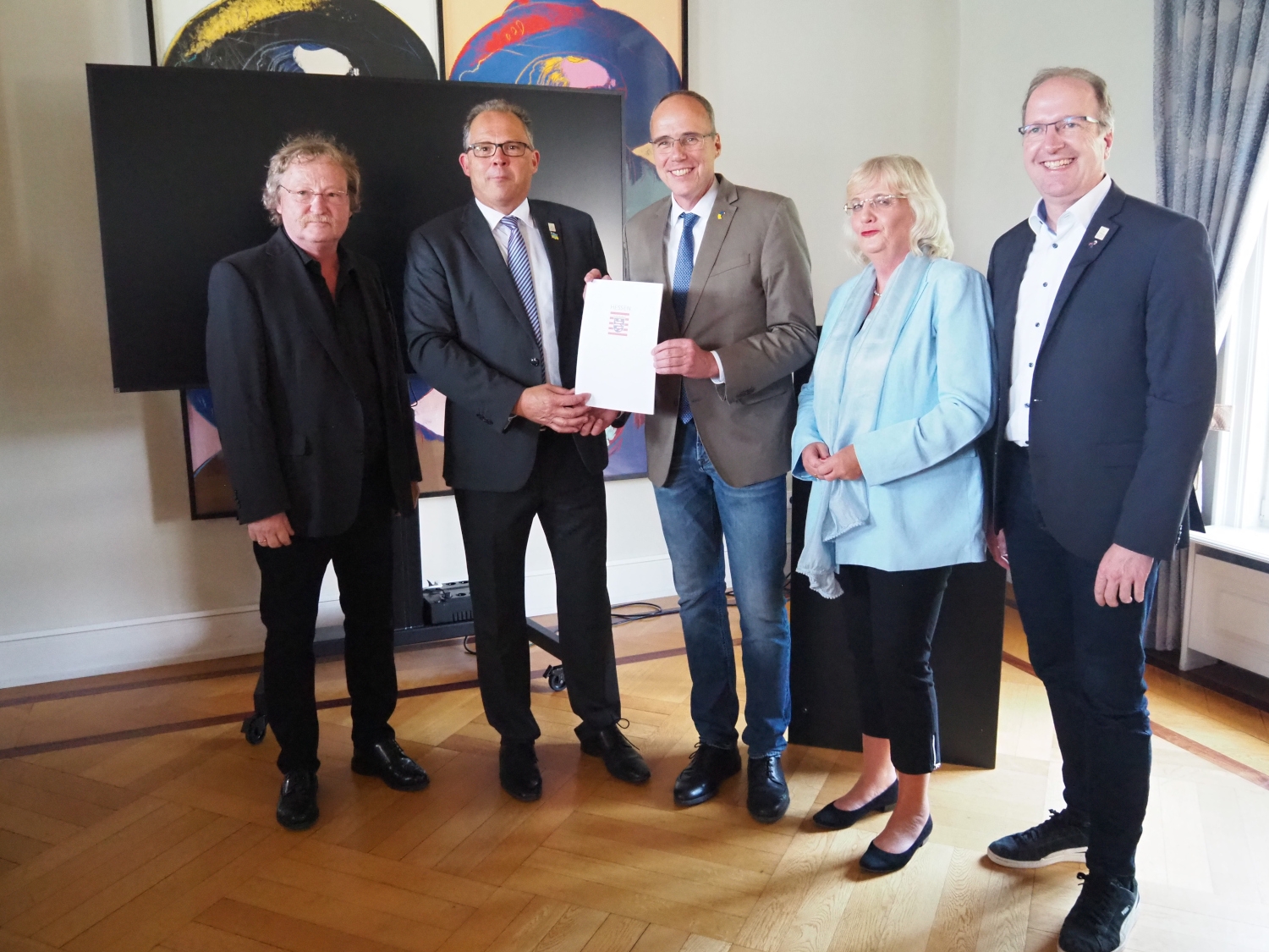 Gruppenfoto mit Eltvilles Erstem Stadtrat Hans-Walter Pnischeck, Bürgermeister Patrick Kunkel, dem Hessischen Innenminister Peter Beuth, der Landtagsabgeordneten Petra Müller-Klepper und Stadtverordnetenvorsteher Ingo Schon