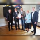 Gruppenfoto mit Eltvilles Erstem Stadtrat Hans-Walter Pnischeck, Bürgermeister Patrick Kunkel, dem Hessischen Innenminister Peter Beuth, der Landtagsabgeordneten Petra Müller-Klepper und Stadtverordnetenvorsteher Ingo Schon
