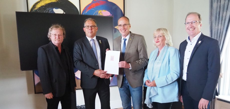 Gruppenfoto mit Eltvilles Erstem Stadtrat Hans-Walter Pnischeck, Bürgermeister Patrick Kunkel, dem Hessischen Innenminister Peter Beuth, der Landtagsabgeordneten Petra Müller-Klepper und Stadtverordnetenvorsteher Ingo Schon