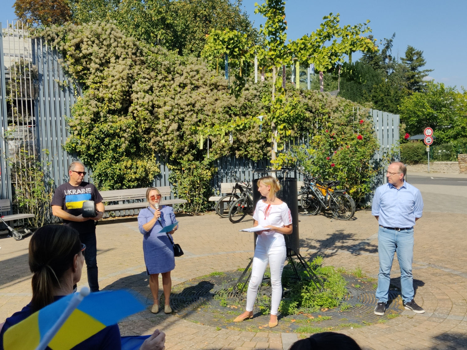 Bürgermeister Patrick Kunkel, Olya Kauhanava, Olja Piemonte und Stadtverordnetenvorsteher Ingo Schon bei der jüngsten, der 30. Mahnwache in Eltville.