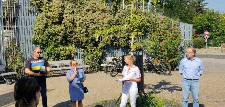 Bürgermeister Patrick Kunkel, Olya Kauhanava, Olja Piemonte und Stadtverordnetenvorsteher Ingo Schon bei der jüngsten, der 30. Mahnwache in Eltville.