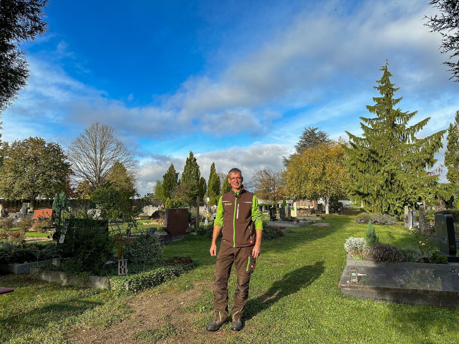 Friedhofsgärtner Matthias Bleul auf einem der begrünten Wege