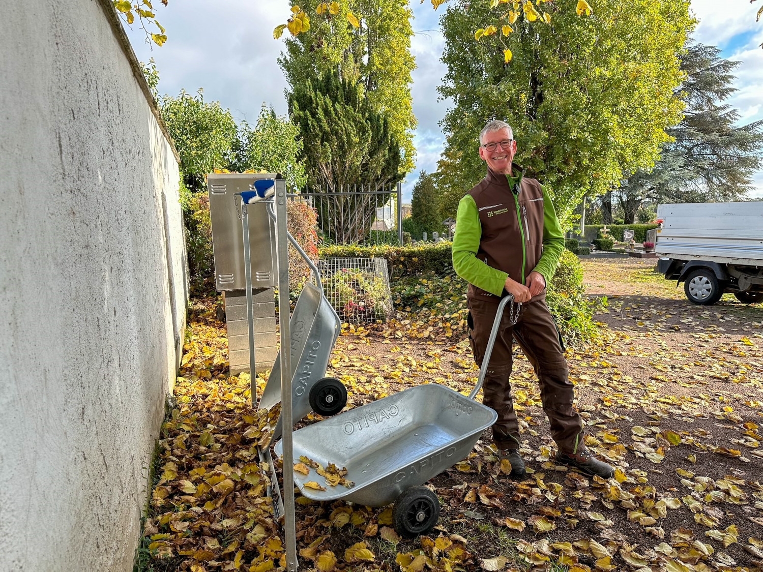 Friedhofsgärtner Matthias Bleul führt das Ausleihsystem der neuen Schubkarren auf dem Erbacher Friedhof vor