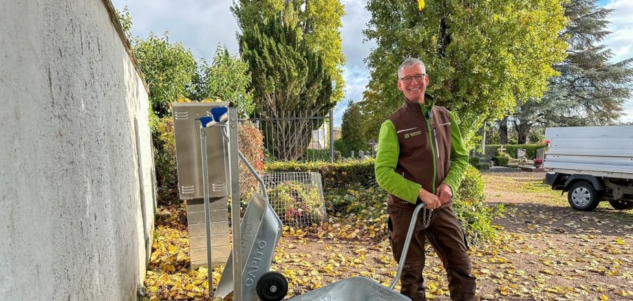 Friedhofsgärtner Matthias Bleul führt das Ausleihsystem der neuen Schubkarren auf dem Erbacher Friedhof vor