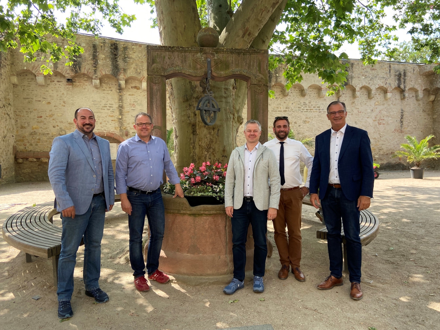 Zu sehen sind von links nach rechts der Wallufer Bürgermeister Nikolaos Stavridis, Patrick Kunkel, sein Eltviller Amtskollege, Schlangenbads Bürgermeister Marco Eyring, Björn Sommer, Erster Stadtrat von Oestrich Winkel, und Kiedrichs Bürgermeister Winfried Steinmacher.