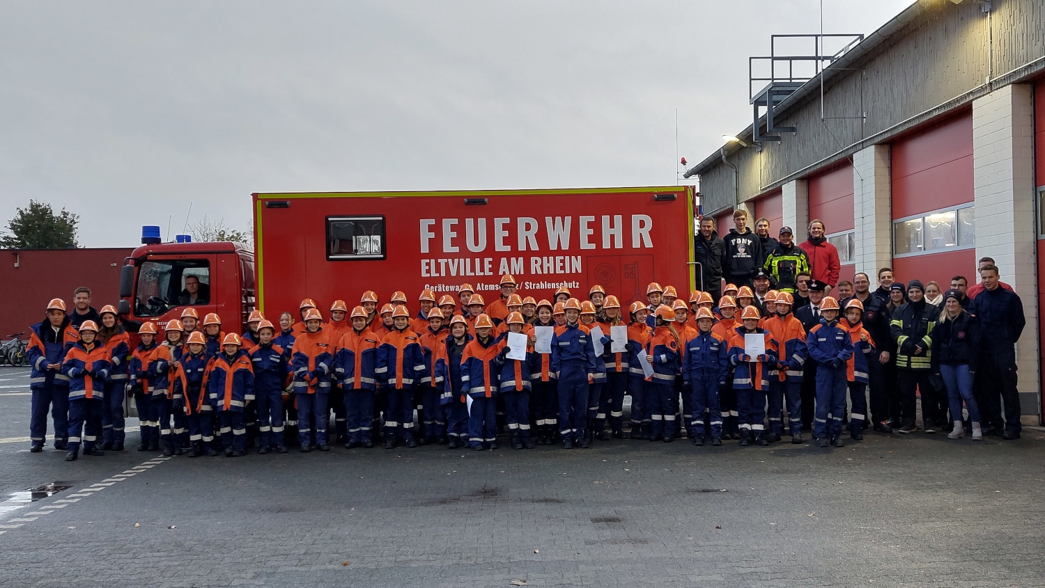 Gruppenfoto der Jugendlichen vor dem Feuerwehrauto