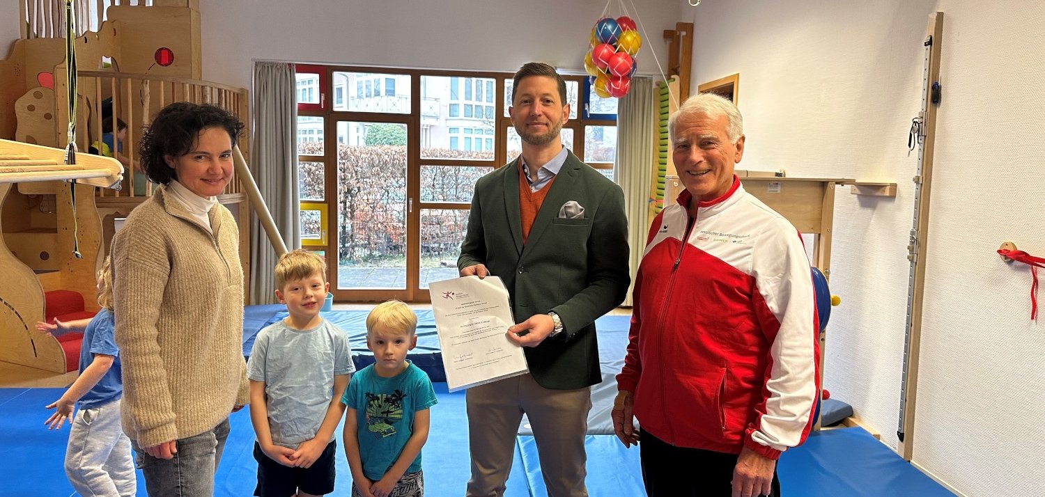 Kitaleiterin Janina Urbinski mit Thomas Speth, Helmut Heisen und Kitakindern bei der Übergabe des Gutscheins in der Kita