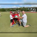 Die Kinder übergeben einen fair gehandelten Fußball an Thomas Gommert