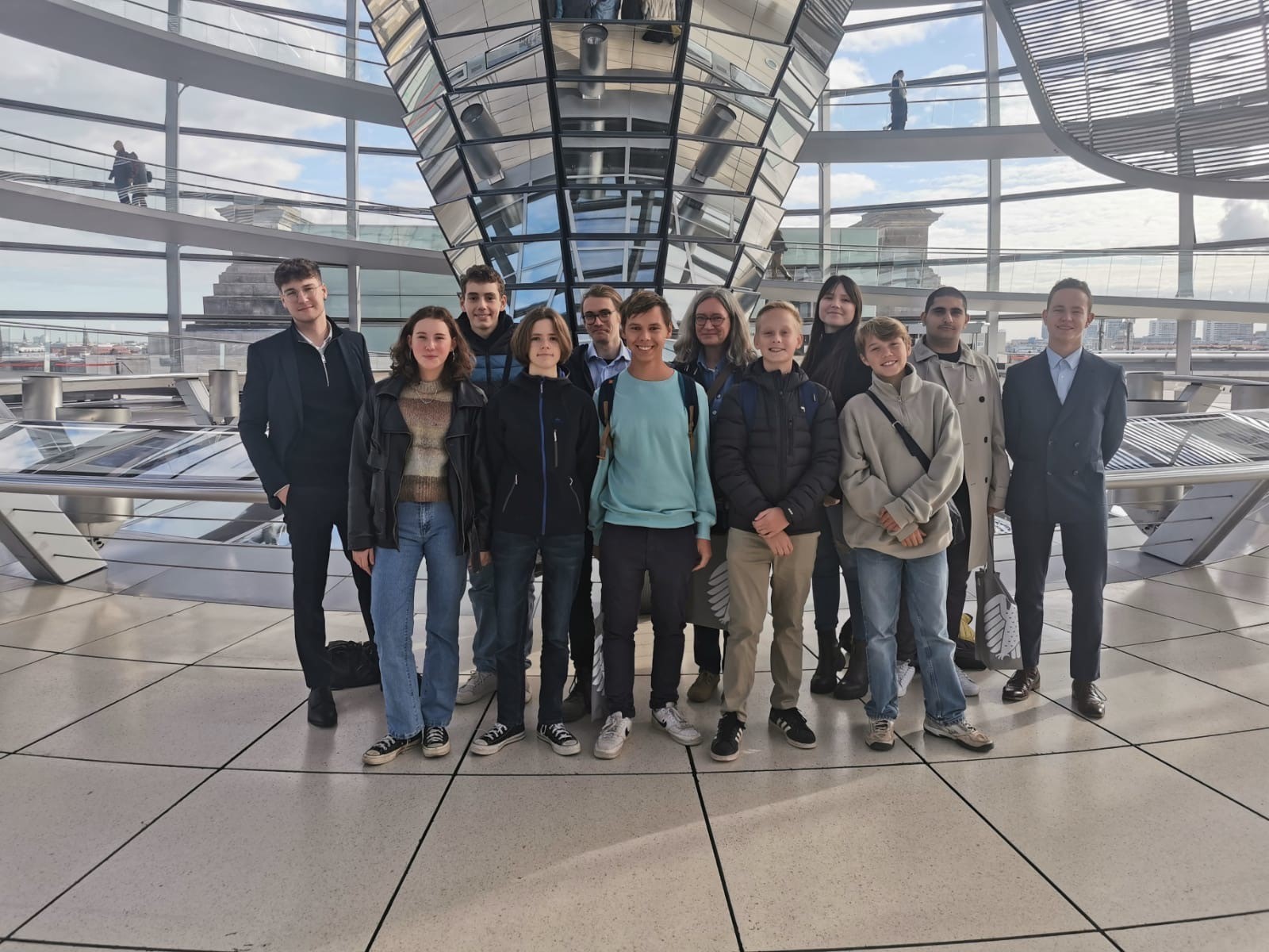 Die Reisegruppe aus Eltville in der Glaskuppel im Bundestag