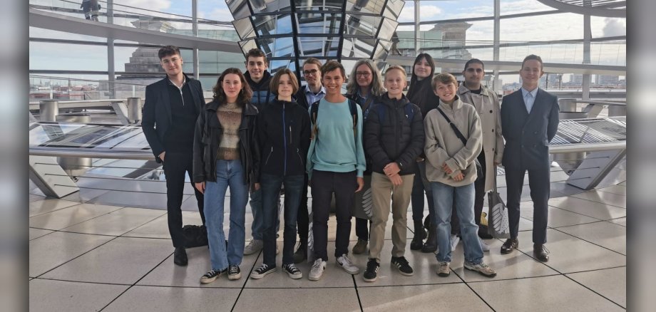 Die Reisegruppe aus Eltville in der Glaskuppel im Bundestag