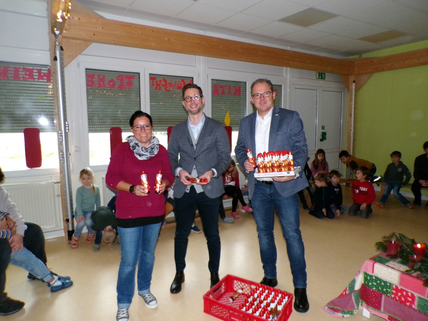 Kitaleitung Daniela Kopp, Amtsleiter für Soziales Thomas Speth und Bürgermeister Patrick Kunkel beim Verteilen der fairen Nikoläuse in Hattenheim.