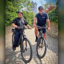 Die Ordnungspolizisten Mike Tomani und Michael Schiebel mit den Diensträdern vor der Kurfürstlichen Burg.