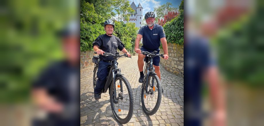 Die Ordnungspolizisten Mike Tomani und Michael Schiebel mit den Diensträdern vor der Kurfürstlichen Burg.