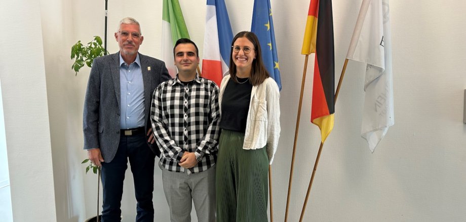 Büroleiter Michael Stutzer, Auszubildender Rosel Shecho und Personalmitarbeiterin Andrea Wippel. 