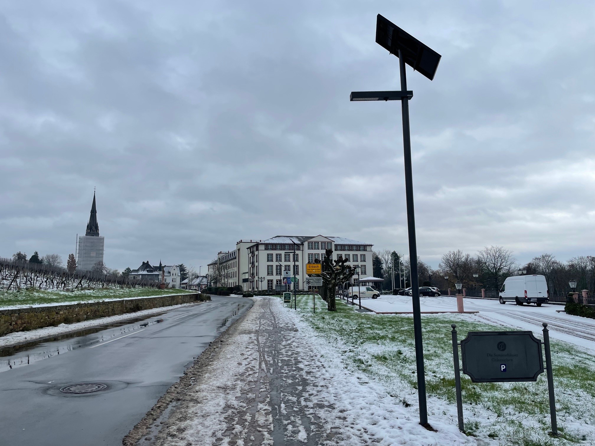 Am Radweg Richtung Erbach stehen neue solarbetriebene Lampen