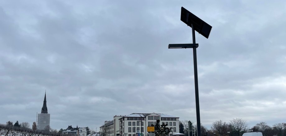 Am Radweg Richtung Erbach stehen neue solarbetriebene Lampen