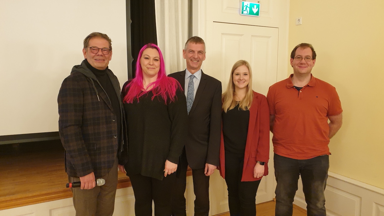 Landrat Frank Kilian überreicht Stefan Dries (links) und Mitstreiterinnen und Mitstreitern der Initiative „Rheingau hilft“, Lisa Sieberling, Tanja Bieber und Christopher Slowikowski den Ehrenamtspreis 2022 des Rheingau-Taunus-Kreises.