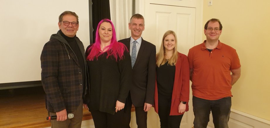 Landrat Frank Kilian überreicht Stefan Dries (links) und Mitstreiterinnen und Mitstreitern der Initiative „Rheingau hilft“, Lisa Sieberling, Tanja Bieber und Christopher Slowikowski den Ehrenamtspreis 2022 des Rheingau-Taunus-Kreises.
