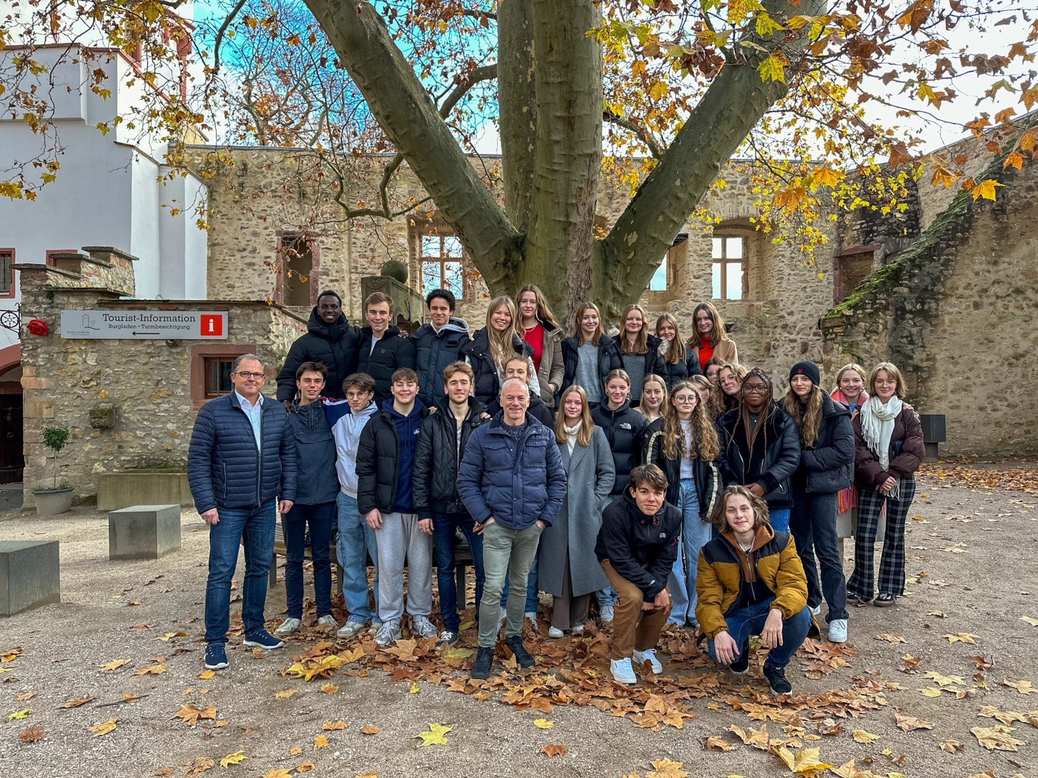 Gruppenfoto mit den Schülern, Bürgermeister und Lehrkäften im Burghof