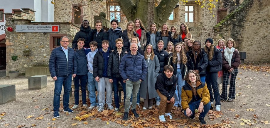Gruppenfoto mit den Schülern, Bürgermeister und Lehrkäften im Burghof
