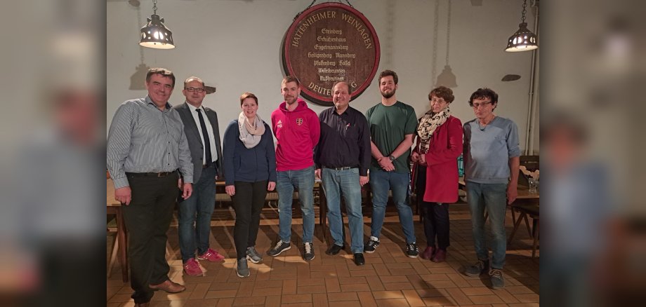 Hattenheims Ortsvorsteher Alexandre Arnaud (ganz links) übergab je eine Spende an Florian Gerster vom SSV Hattenheim (Vierter von links) und an Matthias Hannes vom Vereinsring (Vierter von rechts). Mit dabei waren (von links): Bürgermeister Patrick Kunkel, Nancy Nüdling, Fabian Hannes, Dagmar Krug und Winfried Faust.