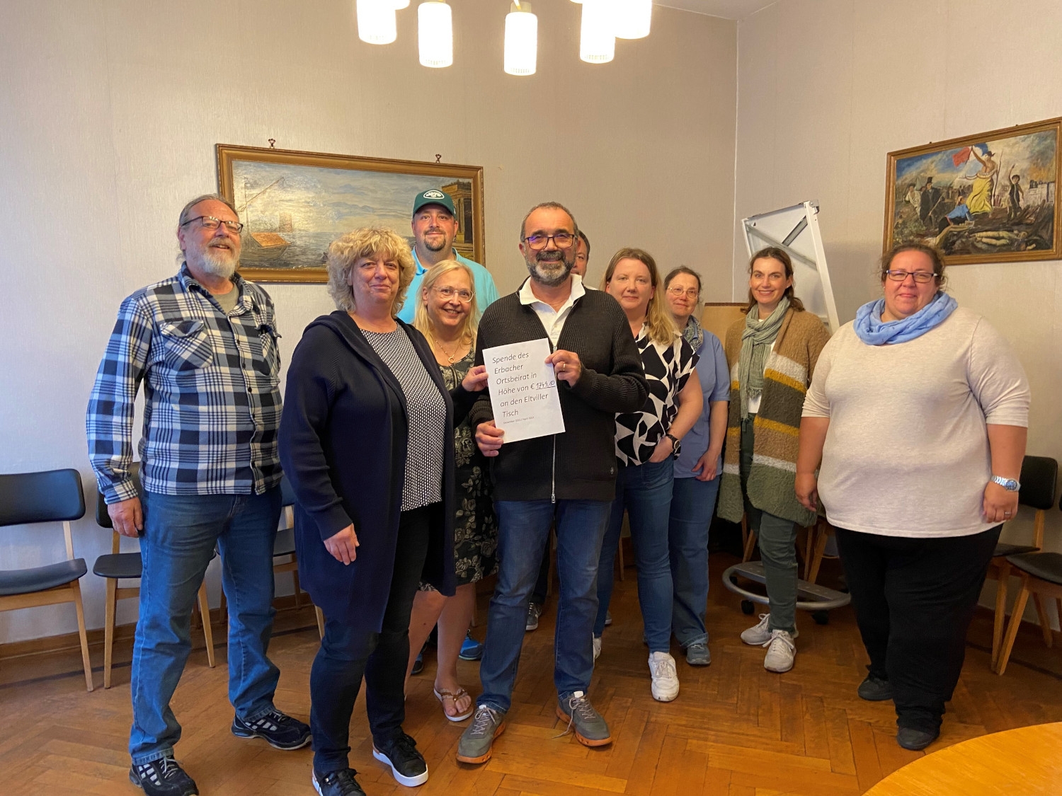 Der Ortsbeirat Erbach übergibt einen Spende an den Eltviller Tisch