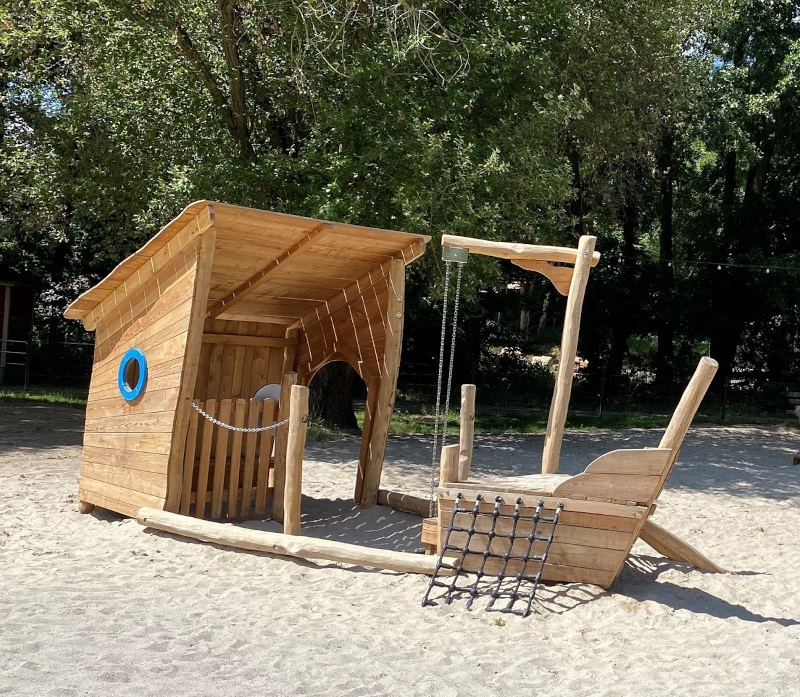 Foto eines Spielgerätes für Kinder, dass aussieht wie ein Schiff