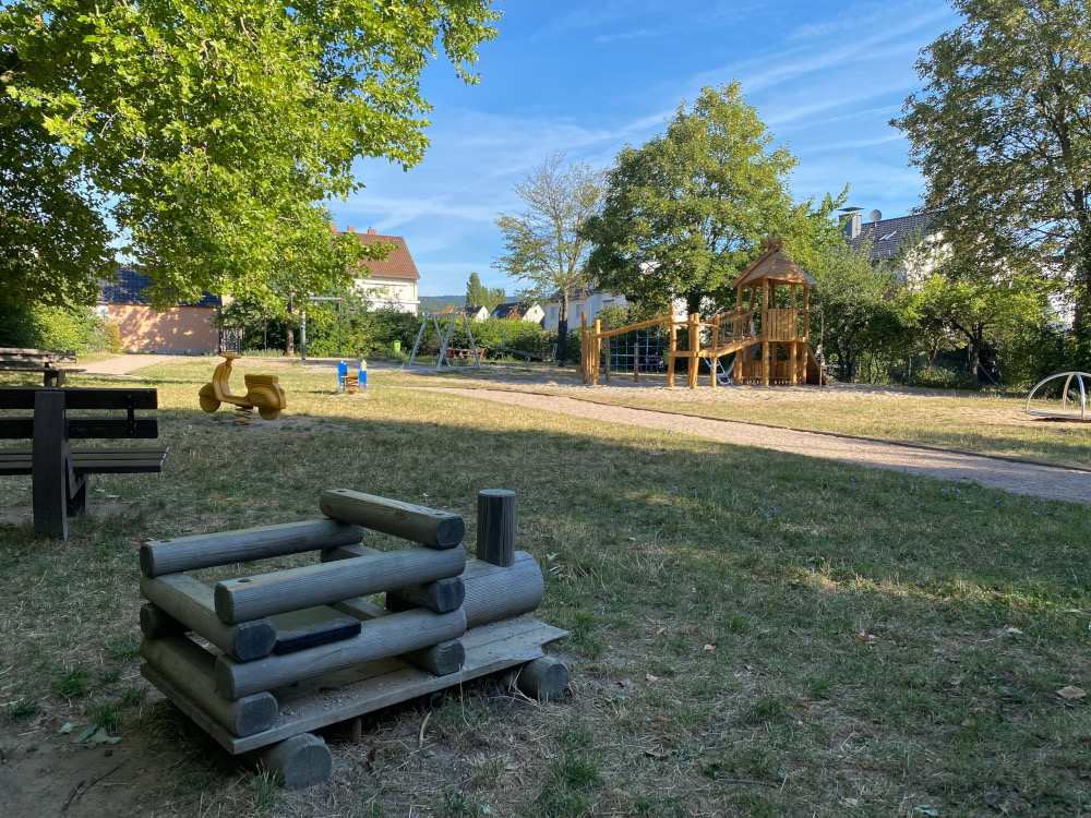 Spielgeräte auf dem Spielplatz Adelheidstraße in Eltville
