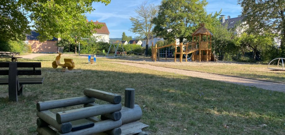 Spielgeräte auf dem Spielplatz Adelheidstraße in Eltville