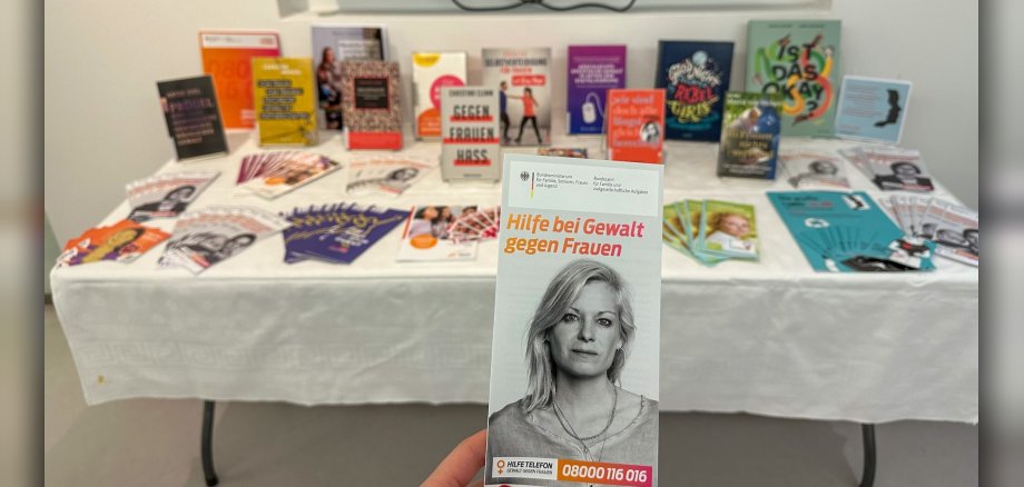 Tisch auf dem sich verschiedene Bücher und Infoflyer befinden