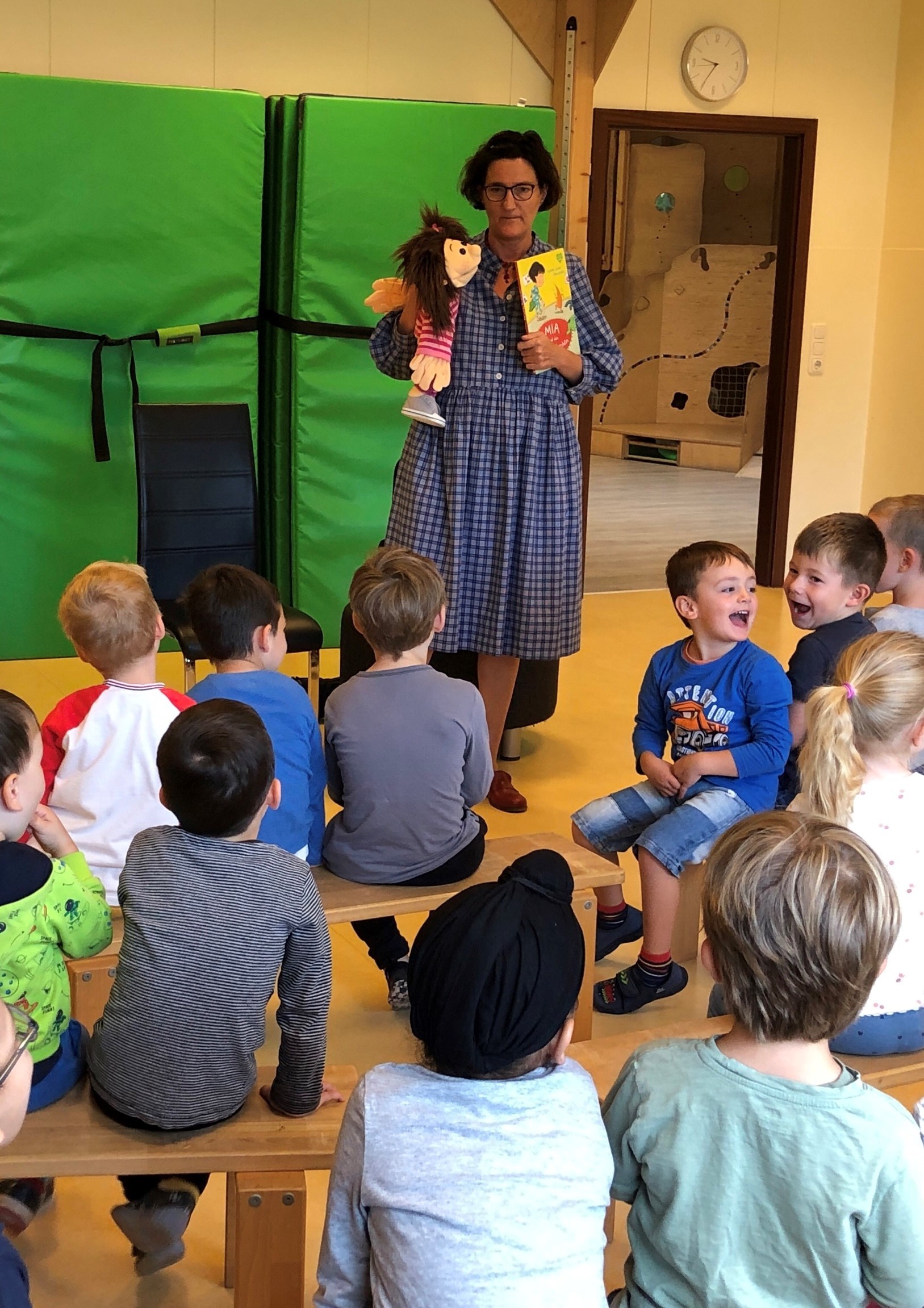 Kindergartenkinder lauschen Autorin Stephanie Gessner und ihre Handpuppe Mia.