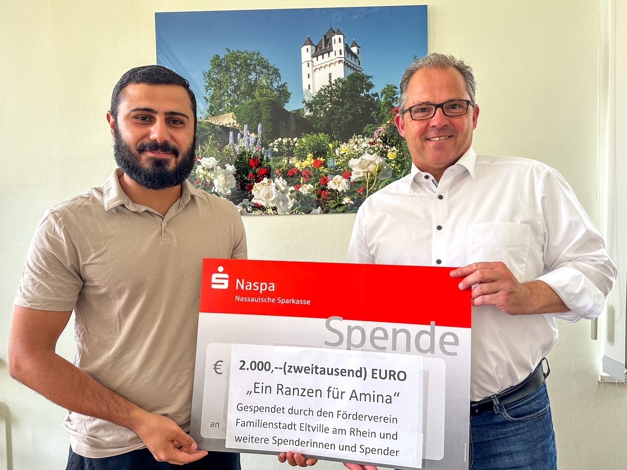 Khaled Hussein und Bügermeister mit Scheck