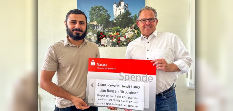 Khaled Hussein und Bügermeister mit Scheck