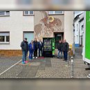 Gruppenfoto vor dem neuen Dorfautomaten