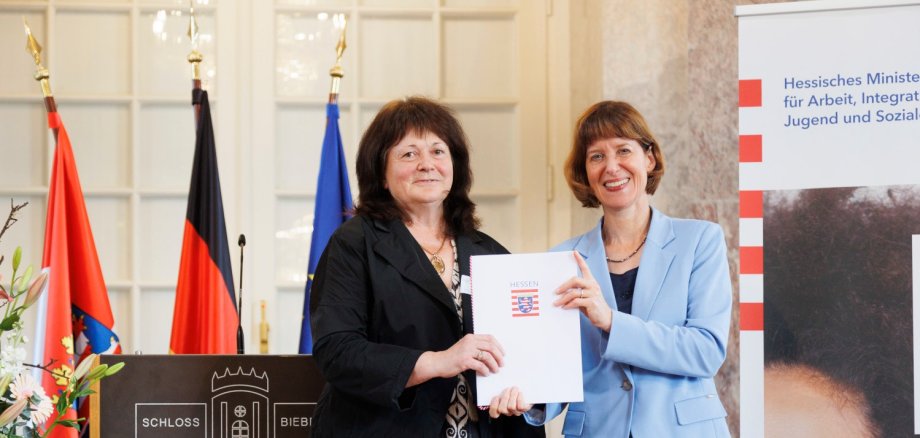 Integrationsministerin Heike Hofmann übergibt die Urkunde an Edith Nagy