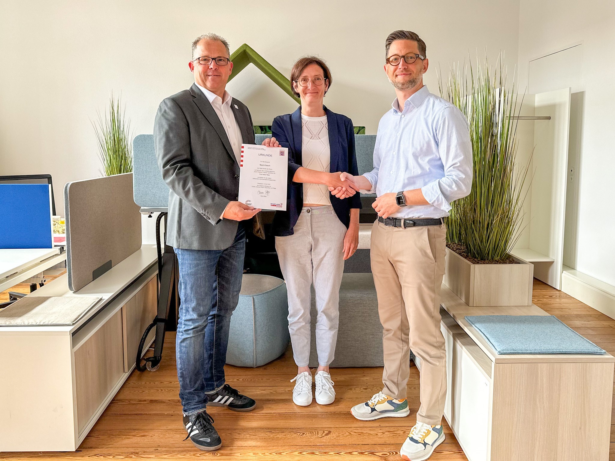 Gruppenfoto bei der Übergabe der Urkunde