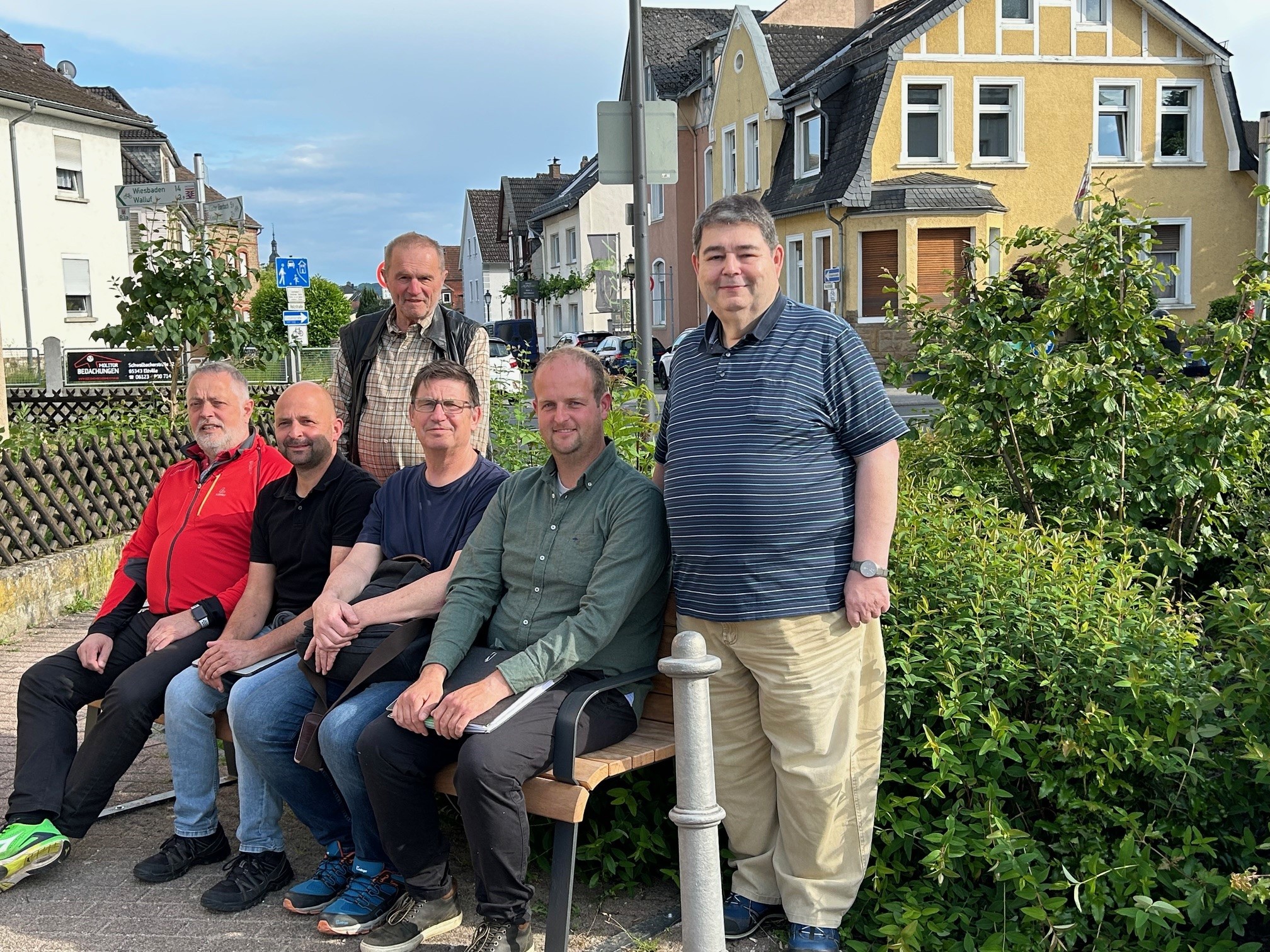 Gruppenfoto Ortsbeiratsmitglieder auf Sitzbank
