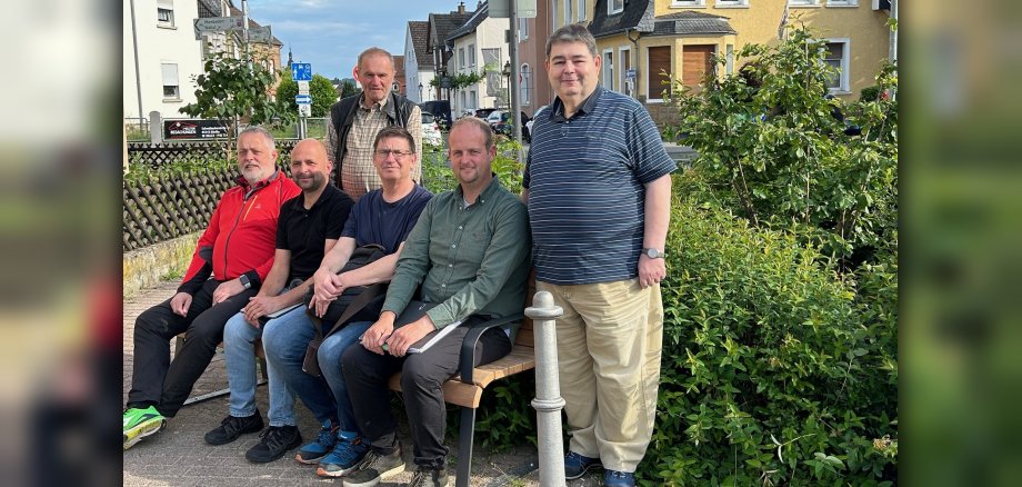 Gruppenfoto Ortsbeiratsmitglieder auf Sitzbank