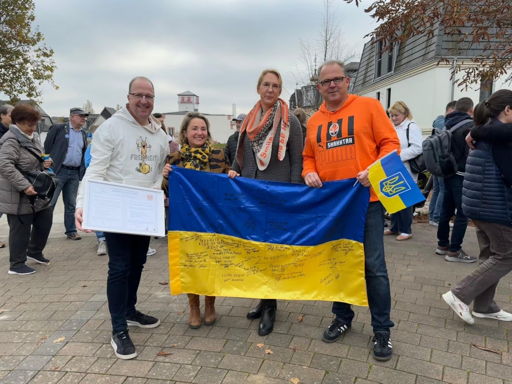 Gruppenfoto mit Ukraine-Flagge