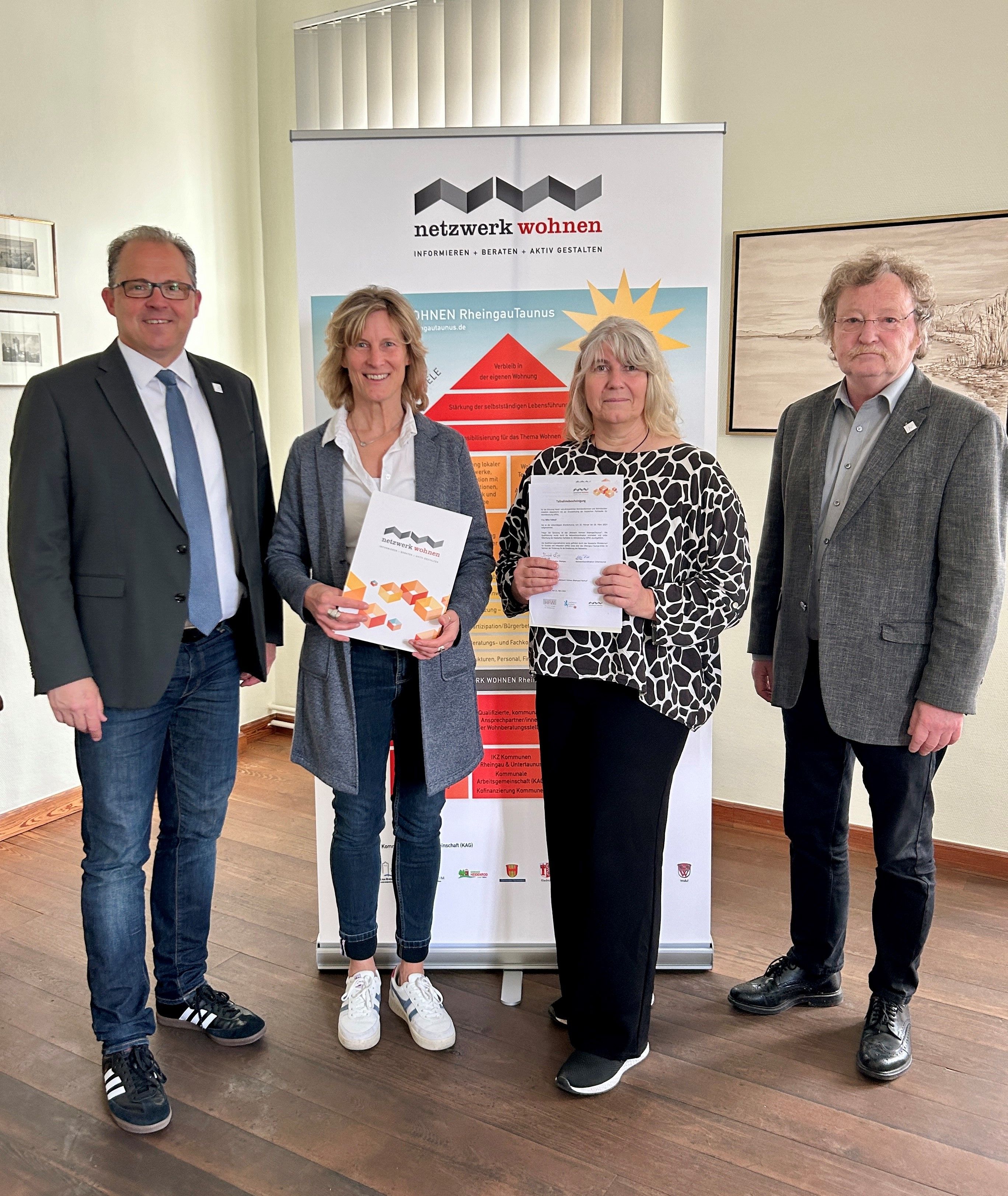 Die beiden frisch zertifizierten Wohnberaterinnen aus dem Senioren- und EhrenamtsBüro Eltville, Andrea Derstroff (zweite von links) und Silke Hebauf, haben ihre Urkunden aus den Händen von Bürgermeister Patrick Kunkel (links) und Erstem Stadtrat Hans-Walter Pnischeck in Empfang genommen.