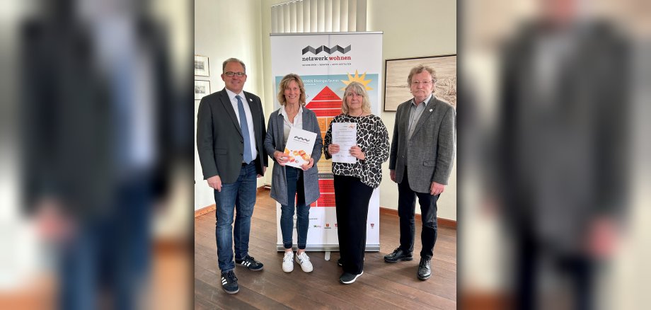 Die beiden frisch zertifizierten Wohnberaterinnen aus dem Senioren- und EhrenamtsBüro Eltville, Andrea Derstroff (zweite von links) und Silke Hebauf, haben ihre Urkunden aus den Händen von Bürgermeister Patrick Kunkel (links) und Erstem Stadtrat Hans-Walter Pnischeck in Empfang genommen.