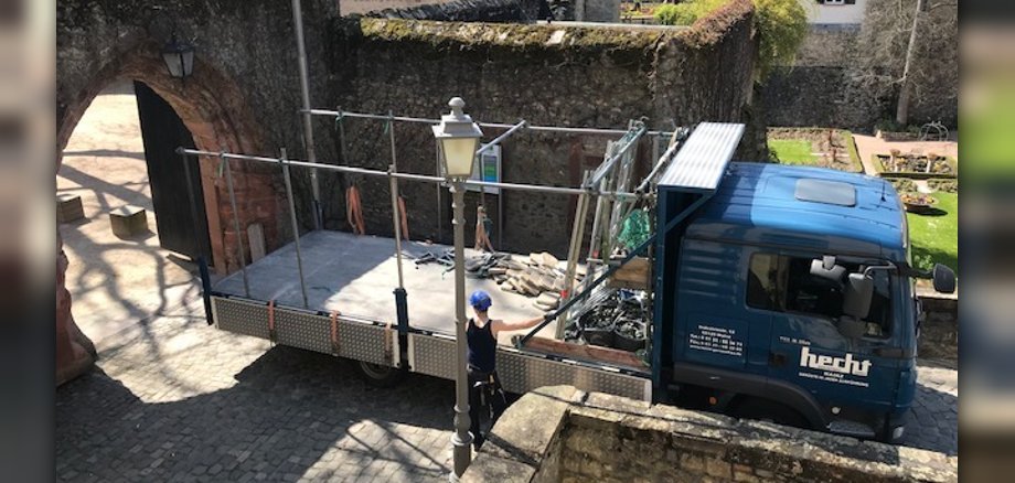 Ein Lastwagen mit Gerüstteilen steht vor der Kurfürstlichen Burg