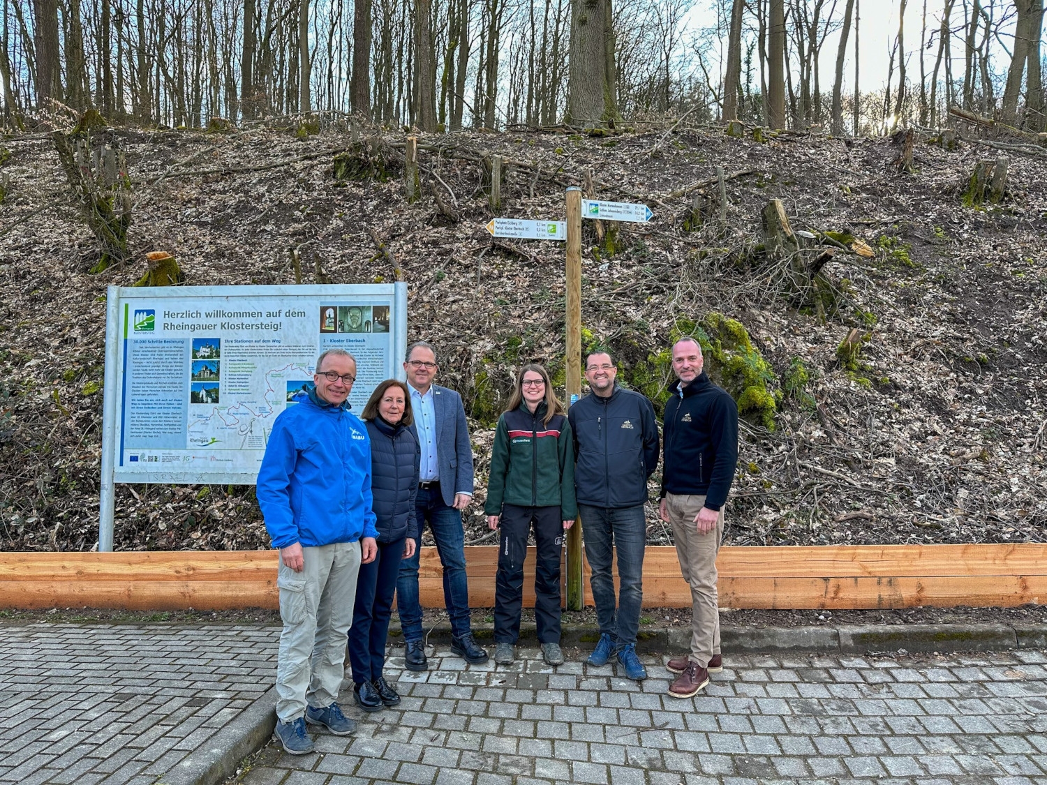 Gruppenfoto der beteiligten Akteure vor dem neuen Krötenzaun